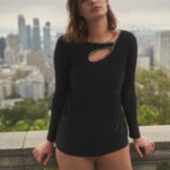 Melanie Lyne-Leopard Print Trim Top - Picture 2 of 3